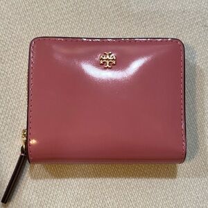 NWOT Tory Burch Emerson Patent Mini Bifold Wallet in pink